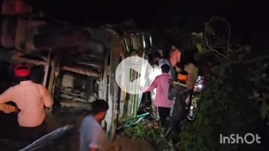 बटियागढ़: बटियागढ़: दूल्हादेव के पास ट्रक पलटा, 5 घंटे तक केबिन में फंसा चालक, पुलिस ने किया रेस्क्यू