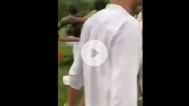 झांसी: नवीनीकरण रेल कारखाने के मैदान में एक युवक के साथ कई युवकों ने की मारपीट, वीडियो हुआ वायरल