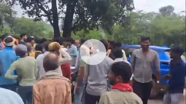 पवई: पवई में कृषि उपज मंडी के सामने खाद की किल्लत से परेशान किसानों ने किया चक्का जाम