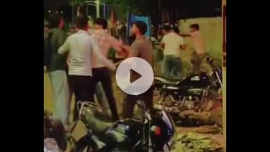 झांसी: सूती मील के पास दो गुटों में कहासुनी के बाद हुई मारपीट, वीडियो हुआ वायरल