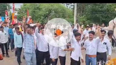 पीपलदा: इटावा कस्बे में लोक देवता रामदेव जयंती पर निकली विशाल शोभायात्रा, घोड़ों पर सवार युवक हाथों में झंडे लेकर निकले