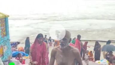 बाढ़: बाढ़ के उमानाथ में हरितालिका व्रत पर महिलाओं ने गंगा स्नान कर शिव-पार्वती की पूजा की