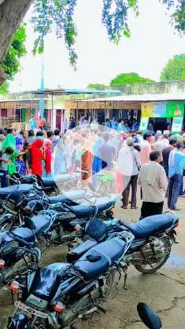 वैर: कस्बा वैर में खाद लेने के लिए किसानों की भीड़ उमड़ी, कृषि उपज मंडी में किया गया खाद का वितरण