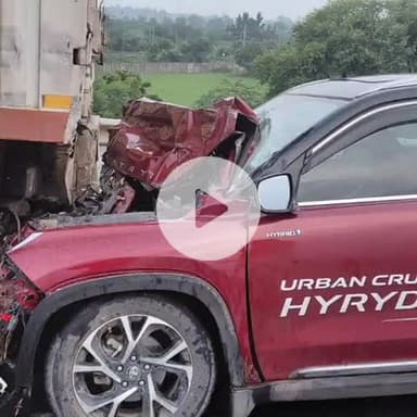 गभाना: गभाना में हाइवे चुहरपुर पर ट्रक में कार घुसी, पिता-पुत्र हुए घायल