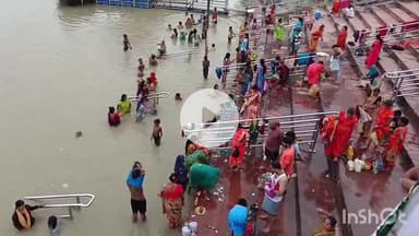 मुंगेर: तीज पर्व पर श्रद्धालु कष्टहरणी गंगा घाट सहित विभिन्न गंगा घाटों पर कर रहे हैं गंगा स्नान