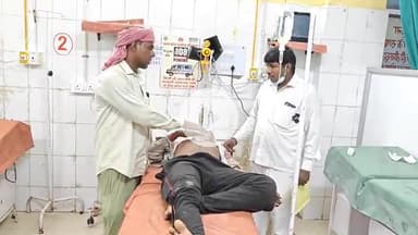 मिर्ज़ापुर: सब्जी लादने जा रहा पिकअप गाड़ी मवई कला गांव के पास अनियंत्रित होकर पेड़ से टकराया, एक युवक घायल