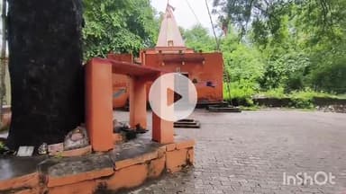 कर्वी: गंगा जी रोड के किनारे स्थित बजरंगबली महाराज के मंदिर में प्रतिदिन होती है पूजा