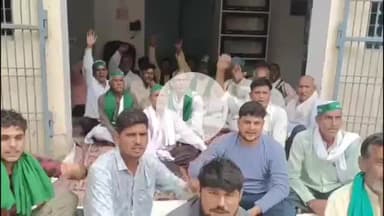 मथुरा: खाद्य की किल्लत को लेकर किसानों ने कृषि कार्यालय का घेराव कर किया प्रदर्शन
