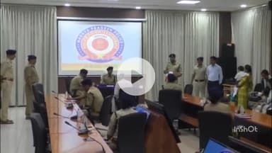 इंदौर: पुलिस कंट्रोल रूम पर आयोजित जनसुनवाई में अपनी-अपनी शिकायतें लेकर पहुंचे लोग, पुलिस कमिश्नर ने सुनी समस्याएँ