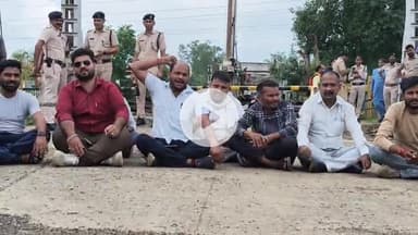 बीना: खिमलासा फाटक पर अव्यवस्थित वैकल्पिक मार्ग से परेशान युवाओं ने किया धरना प्रदर्शन, भारी पुलिस बल तैनात