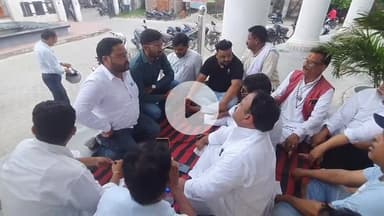 रामपुर: मंगलवार को नगर पालिका रामपुर में 28 सभासदों ने धरने पर बैठे