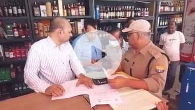 झांसी: इलाहाबाद बैंक चौराहे पर कंपोजिट वाइन और बियर शॉप पर आबकारी विभाग ने की चेकिंग, शराब विक्रेताओं में मचा हड़कंप