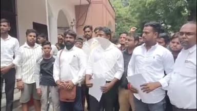 मथुरा: नाविकों ने पुलिस पर लगाया अभद्रता का आरोप, डीएम से नाव चलाने की मांगी अनुमति