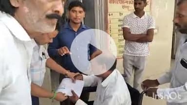 औरैया: कन्हई पुरवा गांव निवासी बीमारी से परेशान व्यक्ति को अधीक्षक डॉक्टर विजय आनंद ने दिया आयुष्मान कार्ड