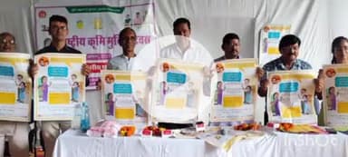 बारां: विधायक राधेश्याम बैरवा ने स्टेशन रोड स्थित महात्मा गांधी हायर सेकेंडरी स्कूल में बच्चों को खिलाई एल्बेंडाजोल की दवा