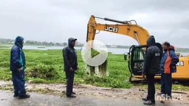 जगदलपुर: महापौर, निगम अध्यक्ष और एमआईसी सदस्य जलकुंभी हटाने अभियान के अवलोकन हेतु दलपत सागर पहुंचे