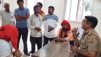 मथुरा: वृंदावन में ई-रिक्शा चालकों को पढ़ाए गए ट्रैफिक नियम, चालकों ने अवैध वसूली के आरोप लगाते हुए सुनाई अपनी व्यथा