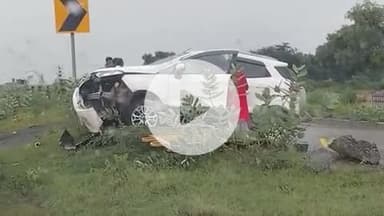 झांसी: दिगरा बाईपास पर तेज रफ्तार कार बाइक से टकराकर डिवाइडर पर चढ़ी, बाइक पर पीछे बैठी महिला गंभीर रूप से घायल