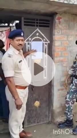 मदनपुर: मारपीट और हत्या के प्रयास मामले के फरार एनबीडब्ल्यू वारंटी के घर पुलिस ने चस्पाया इश्तेहार