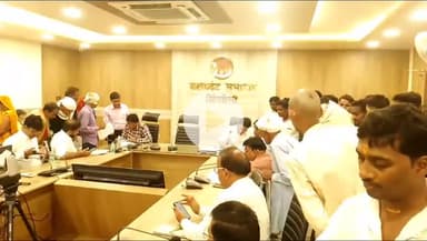 सिंगरौली: संयुक्त कलेक्टर ने 112 आवेदन पत्रों पर जन सुनवाई की, अधिकारियों से आवेदनों का निस्तारण करने को कहा