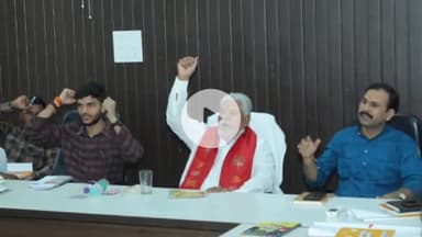 गया टाउन सीडी ब्लॉक: गया सर्किट हाउस में सहकारिता मंत्री डॉ. प्रेम कुमार ने विकास मित्रों के साथ की समीक्षा बैठक