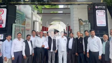 जौनपुर: टूटी सड़कों और खुले सीवर के खिलाफ अधिवक्ताओं का कलेक्ट्रेट पर प्रदर्शन