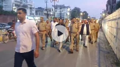 रामपुर: जिलाधिकारी और पुलिस अधीक्षक ने सिविल लाइन क्षेत्र में फ्लैग मार्च किया, लोगों से शांति व्यवस्था बनाए रखने की अपील की