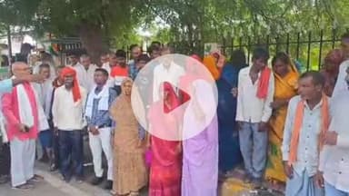 झांसी: ग्राम उजयान के ग्रामीणों ने SSP कार्यालय में शिकायत पत्र दिया, बोले- पुलिस ने हत्या में दोषी को छोड़कर दूसरे को बनाया आरोपी