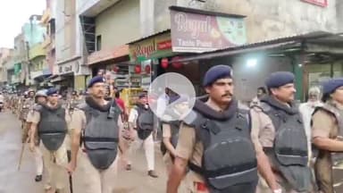 रतलाम नगर: रतलाम पुलिस ने आगामी त्योहारों को देखते हुए संवेदनशील इलाकों में निकाला फ्लैग मार्च, चार चक्की चौराहे पर हुआ समापन