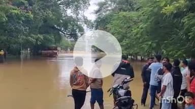 दंतेवाड़ा: लगातार बारिश के कारण गीदम-दन्तेवाड़ा मार्ग हुआ बाधित, कारली में एम्बुलेंस समेत कई वाहनों की लगी लंबी कतारें