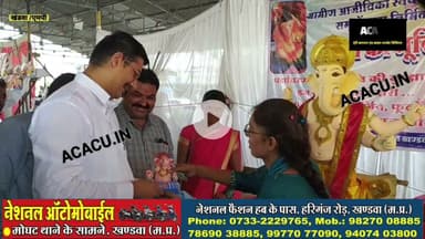 खंडवा कलेक्टर ने खरीदी गणेश जी की प्रतिमा. दुकानदारों से भी किया संवाद