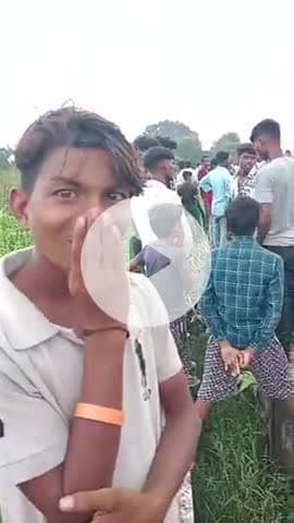 सरस्वती हाईटेक सिटी के पास नाले के अंदर एक डेड बॉडी मिला  अलग-अलग कर दिया काटकर नाली के अंदर फेका#करछना महुआरी