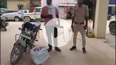 कटेया: कटेया थाना पुलिस ने 27 लीटर देशी शराब और चोरी की बाइक के साथ एक आरोपी को गिरफ्तार किया