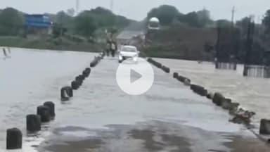 सीतामऊ: मंदसौर: नाहरगढ़ बिल्लोद पुलिया पर तेज़ी से बह रहा पानी, जान जोखिम में डालकर वाहन निकाल रहे चालक