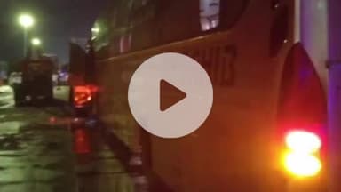 फतेहाबाद: आगरा-लखनऊ एक्सप्रेस-वे के 21 माइल स्टोन पर बस ने ट्रक को मारी टक्कर, 2 लोग हुए घायल