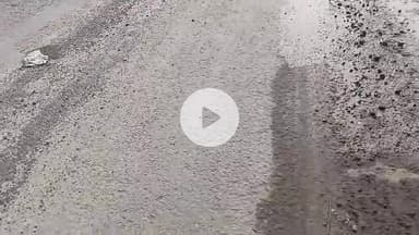 मिर्ज़ापुर: मिर्जापुर जंगी रोड बैइरहवा चौराहा के बीच का यह वीडियो है आम जनमानस की जान माल सुरक्षा को देखते हुए इस मौत के गड्ढे को तत