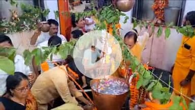 बलरामपुर: कजरी तीज पर झारखंडी महादेव मंदिर में श्रद्धालुओं ने बड़ी संख्या में किया जलाभिषेक, हर हर महादेव के नारों से गूंजा शिवालय