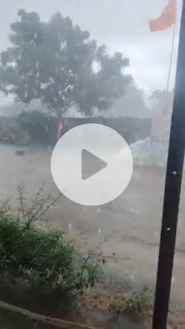 pirara gaon mein bahut jyada barish
