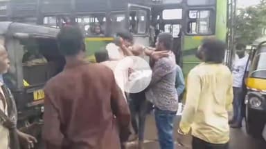 बस की टक्कर से बाइक हुई क्षतिग्रस्त; नाराज़ युवकों ने सर्किट हाउस चौक पर कंडक्टर को चप्पलों से पीटा, वीडियो आया सामने