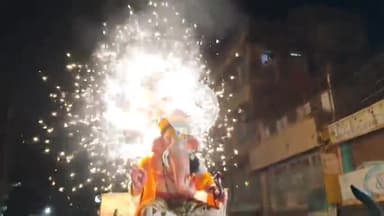 खंडवा नगर: घर-घर विराजेंगे गणपति बप्पा, कुंडलेश्वर वार्ड में गणपति को ले जाते श्रद्धालु, हुई आतिशबाजी