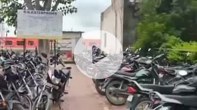 मारवाड़ जंक्शन: मारवाड़ जंक्शन रेलवे स्टेशन के अधीक्षक बालकिशन शर्मा ने पार्किंग और टिकट आरक्षण खिड़की का किया औचक निरीक्षण