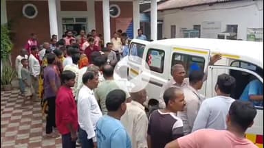 मिर्ज़ापुर: कछवा के क्रिश्चियन हॉस्पिटल के पास नाबालिक पिकअप चालक ने बी फार्मा की छात्रा को मारी टक्कर, छात्रा का हाथ-पैर फ्रैक्चर