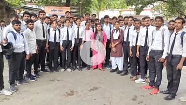 मिर्ज़ापुर: जनपद के पॉलिटेक्निक कॉलेज के छात्रों ने स्थानांतरण राजगढ़ किए जाने पर कलेक्ट्रेट में किया प्रदर्शन