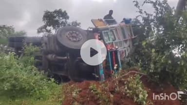 बटियागढ़: बटियागढ़-छतरपुर हाइवे पर दूल्हा देव के समीप अनियंत्रित होकर पलटा ट्रक, चालक हुआ घायल