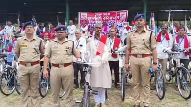 धनौरा: पुलिस अधीक्षक बने प्रेरणादायक जन जागरूकता के लिए गांव प्रहरियों को वितरण किये सुविधा यंत्र