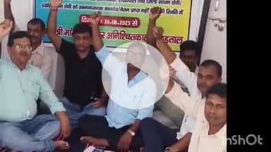 अरवल: सम्मानजनक वेतनमान को लेकर मध्याह्न भोजन कर्मचारियों ने डीईओ कार्यालय में की अनिश्चितकालीन हड़ताल