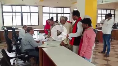 टीकमगढ़: टीकमगढ़ कलेक्ट्रेट कार्यालय में जनसुनवाई का आयोजन, विभिन्न आवेदनों पर हुई सुनवाई