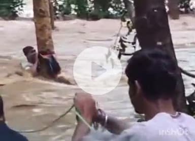 दंतेवाड़ा: जिले में भारी बारिश के कारण गीदम-बारसूर मार्ग पर गणेश बहार नाला में फंसा ग्रामीण, रेस्क्यू जारी, मार्ग हुआ अवरुद्ध