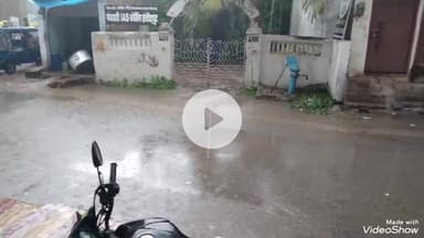 मिर्ज़ापुर: लगातार बारिश ने नगर की सड़कों की सूरत बिगाड़ी, जगह-जगह गड्ढे, बाइक सवार गिरकर हो रहे घायल