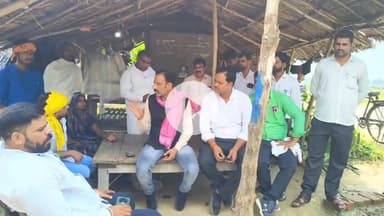 राजातालाब: समाजवादी पार्टी के प्रदेश सचिव अधिवक्ता महासभा के लोग पीड़ित के घर पहुंचे, मदद का दिलाया भरोसा